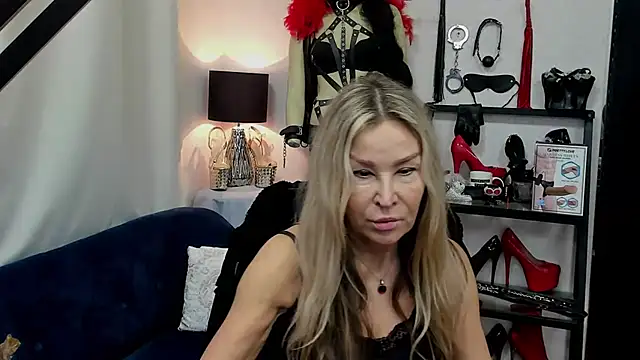 Snapshot of crystaLUX chatting on 17, 12, 2024 crystaLUX online show from 17, 12, 2024