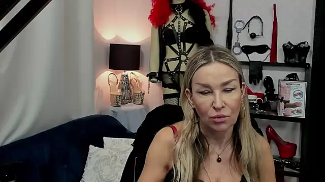 Snapshot of crystaLUX chatting on 30, 12, 2024 crystaLUX online show from 30, 12, 2024