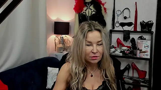 Snapshot of crystaLUX chatting on 2, 1, 2025 crystaLUX online show from 2, 1, 2025