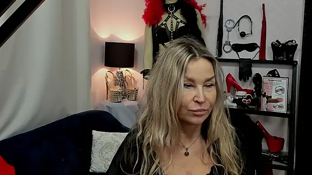 Snapshot of crystaLUX chatting on 2, 1, 2025 crystaLUX online show from 2, 1, 2025