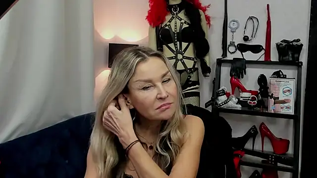 Snapshot of crystaLUX chatting on 3, 1, 2025 crystaLUX online show from 3, 1, 2025