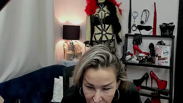 Snapshot of crystaLUX chatting on 5, 1, 2025 crystaLUX online show from 5, 1, 2025