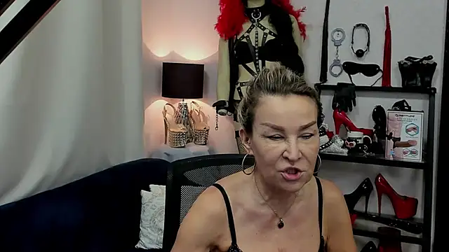 Snapshot of crystaLUX chatting on 7, 1, 2025 crystaLUX online show from 7, 1, 2025