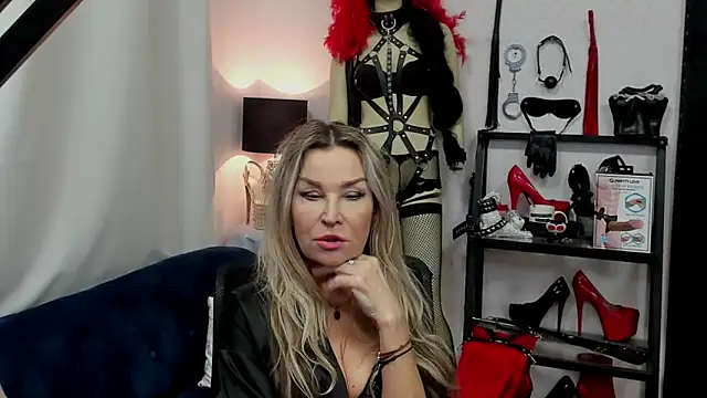 Snapshot of crystaLUX chatting on 8, 1, 2025 crystaLUX online show from 8, 1, 2025