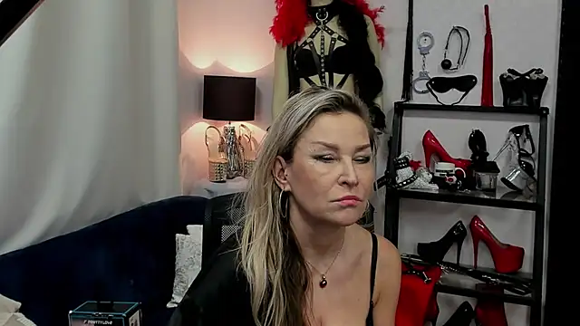 Snapshot of crystaLUX chatting on 11, 1, 2025 crystaLUX online show from 11, 1, 2025