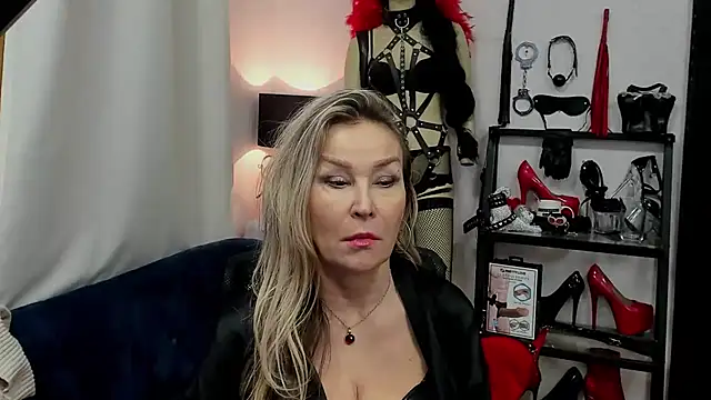 Snapshot of crystaLUX chatting on 17, 1, 2025 crystaLUX online show from 17, 1, 2025