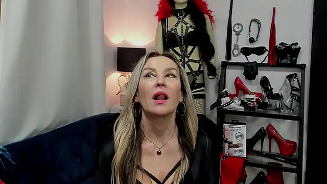 Snapshot of crystaLUX chatting on 22, 1, 2025 crystaLUX online show from 22, 1, 2025