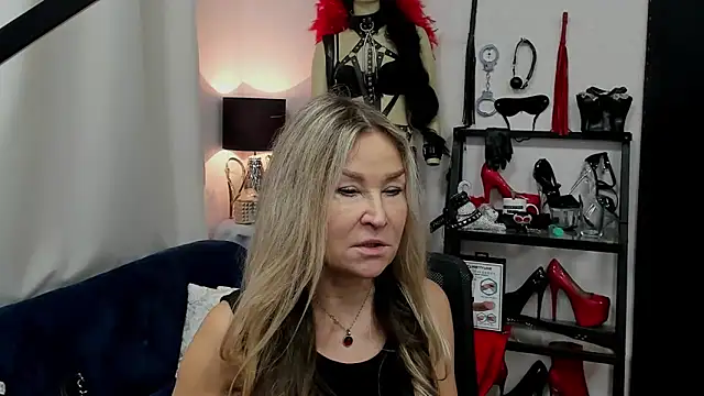 Snapshot of crystaLUX chatting on 27, 1, 2025 crystaLUX online show from 27, 1, 2025