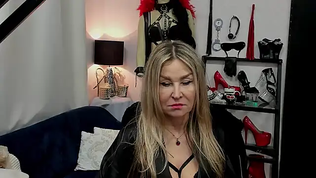 Snapshot of crystaLUX chatting on 30, 1, 2025 crystaLUX online show from 30, 1, 2025