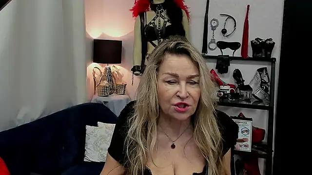 Snapshot of crystaLUX chatting on 28, 2, 2025 crystaLUX online show from 28, 2, 2025