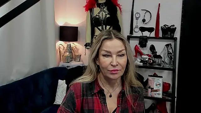 Snapshot of crystaLUX chatting on 7, 3, 2025 crystaLUX online show from 7, 3, 2025