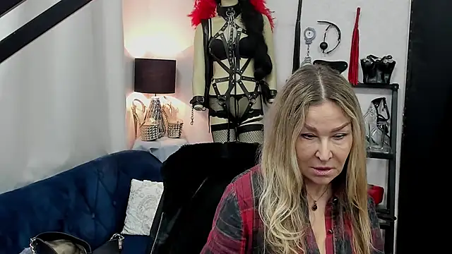 Snapshot of crystaLUX chatting on 10, 3, 2025 crystaLUX online show from 10, 3, 2025