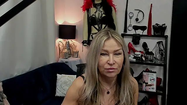 Snapshot of crystaLUX chatting on 17, 3, 2025 crystaLUX online show from 17, 3, 2025