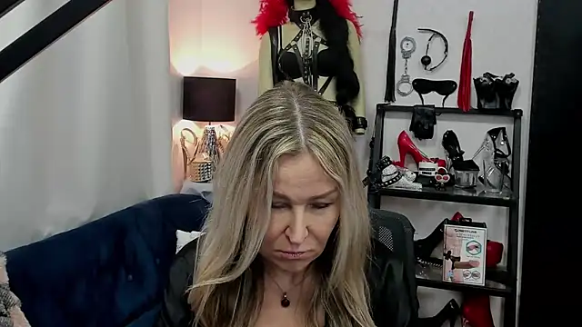 Snapshot of crystaLUX chatting on 17, 3, 2025 crystaLUX online show from 17, 3, 2025