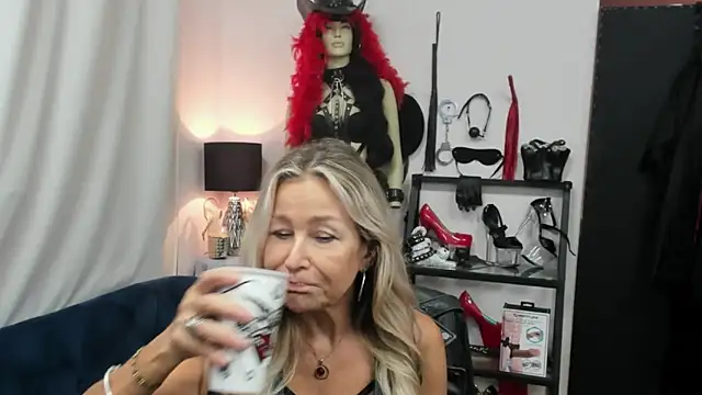 Snapshot of crystaLUX chatting on 23, 9, 2025 crystaLUX online show from 23, 9, 2025