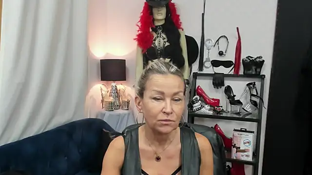 Snapshot of crystaLUX chatting on 29, 9, 2025 crystaLUX online show from 29, 9, 2025