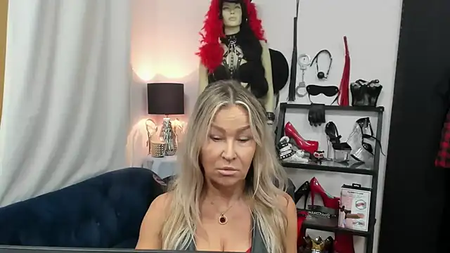 Snapshot of crystaLUX chatting on 2, 10, 2025 crystaLUX online show from 2, 10, 2025