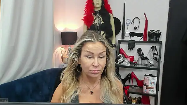 Snapshot of crystaLUX chatting on 15, 10, 2025 crystaLUX online show from 15, 10, 2025