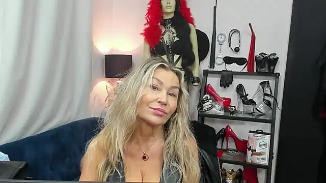 Snapshot of crystaLUX chatting on 16, 10, 2025 crystaLUX online show from 16, 10, 2025