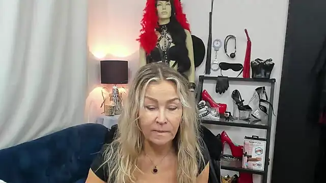 Snapshot of crystaLUX chatting on 17, 10, 2025 crystaLUX online show from 17, 10, 2025