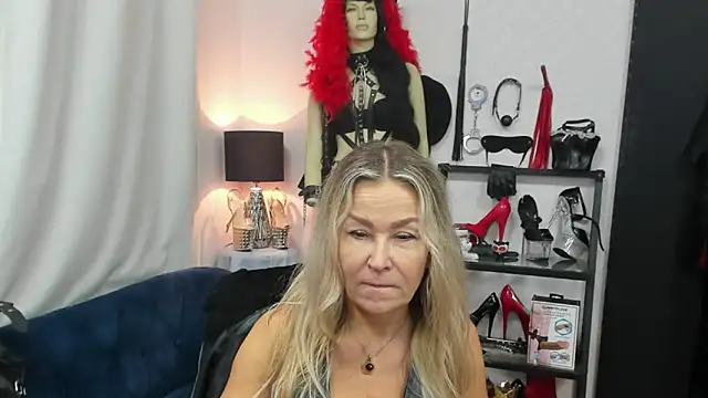 Snapshot of crystaLUX chatting on 23, 10, 2025 crystaLUX online show from 23, 10, 2025