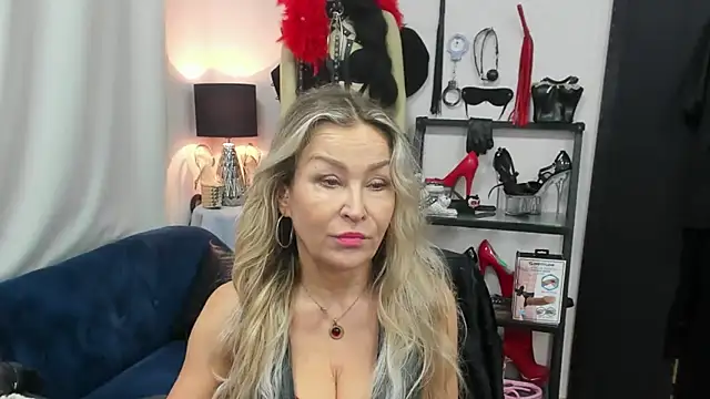 Snapshot of crystaLUX chatting on 13, 11, 2025 crystaLUX online show from 13, 11, 2025