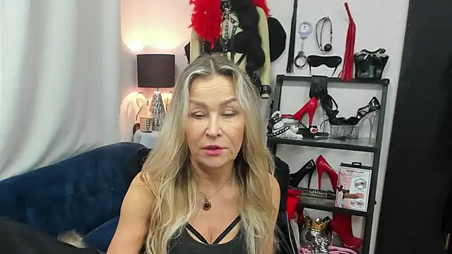 Snapshot of crystaLUX chatting on 17, 11, 2025 crystaLUX online show from 17, 11, 2025