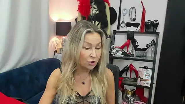 Snapshot of crystaLUX chatting on 18, 11, 2025 crystaLUX online show from 18, 11, 2025