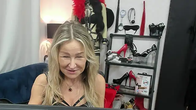 Snapshot of crystaLUX chatting on 28, 11, 2025 crystaLUX online show from 28, 11, 2025