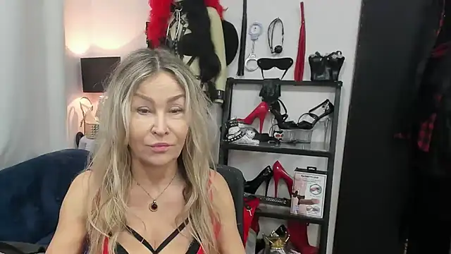 Snapshot of crystaLUX chatting on 16, 12, 2025 crystaLUX online show from 16, 12, 2025