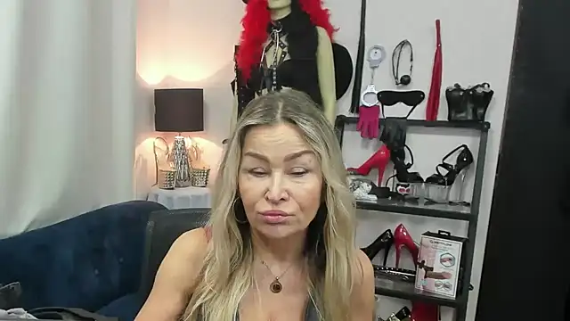 Snapshot of crystaLUX chatting on 7, 1, 2026 crystaLUX online show from 7, 1, 2026