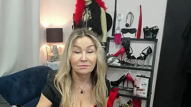 Snapshot of crystaLUX chatting on 8, 1, 2026 crystaLUX online show from 8, 1, 2026