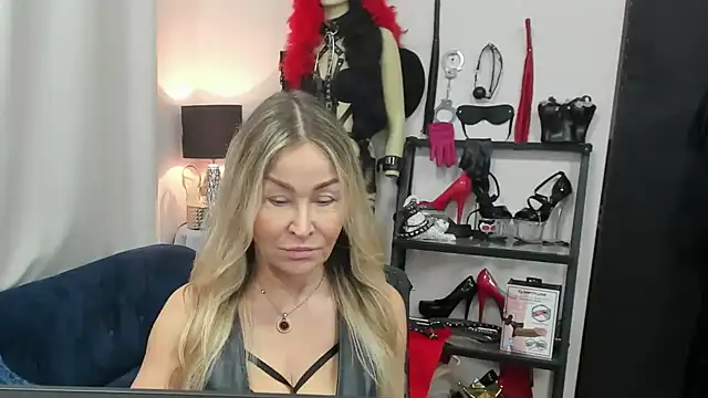 Snapshot of crystaLUX chatting on 12, 1, 2026 crystaLUX online show from 12, 1, 2026