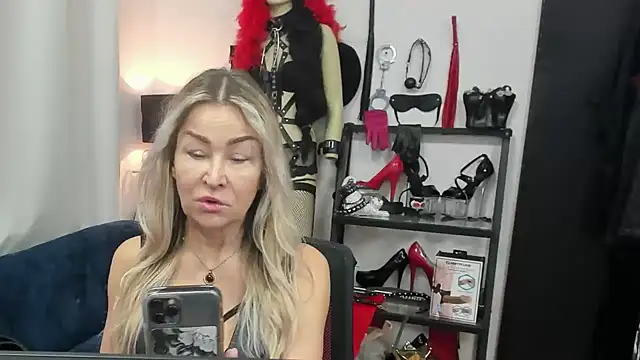 Snapshot of crystaLUX chatting on 15, 1, 2026 crystaLUX online show from 15, 1, 2026