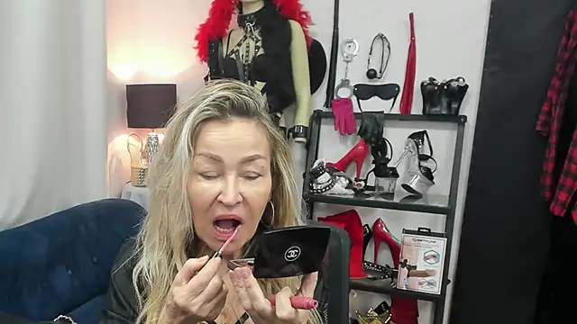 Snapshot of crystaLUX chatting on 4, 2, 2026 crystaLUX online show from 4, 2, 2026