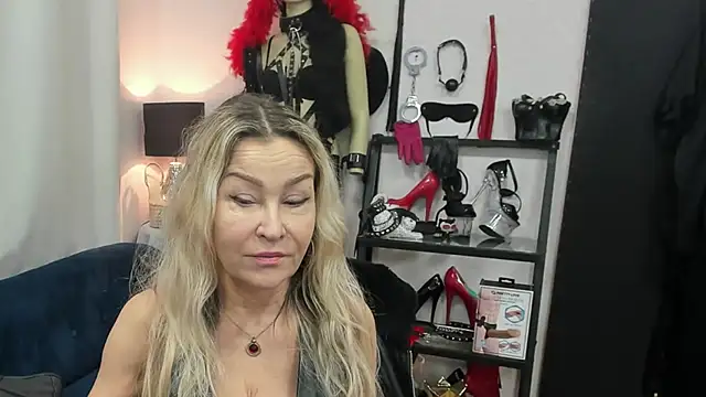 Snapshot of crystaLUX chatting on 12, 2, 2026 crystaLUX online show from 12, 2, 2026