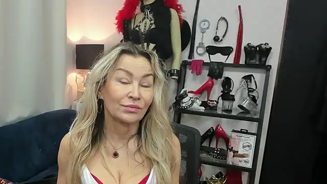 Snapshot of crystaLUX chatting on 2, 3, 2026 crystaLUX online show from 2, 3, 2026