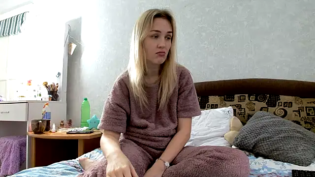 Snapshot of ModelEva chatting on 1, 2, 2025 ModelEva online show from 1, 2, 2025