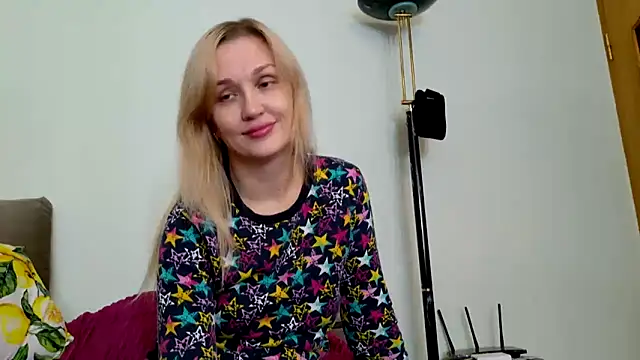 Snapshot of ModelEva chatting on 22, 11, 2025 ModelEva online show from 22, 11, 2025