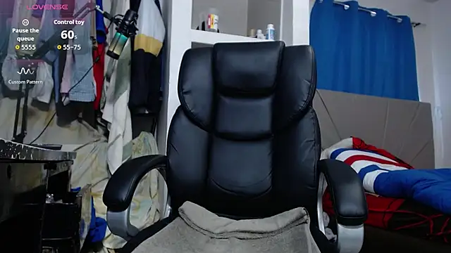 Snapshot of lewislamxxx_hot chatting on 2, 10, 2025 lewislamxxx hot online show from 2, 10, 2025