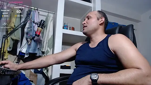 Snapshot of lewislamxxx_hot chatting on 8, 11, 2025 lewislamxxx hot online show from 8, 11, 2025