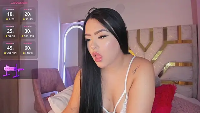 Snapshot of sophy_champagne chatting on 13, 10, 2025 sophy champagne online show from 13, 10, 2025