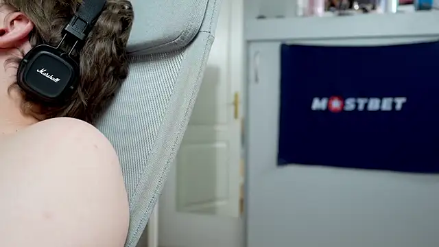 foxeslovefoxes online show from 7, 1, 2025