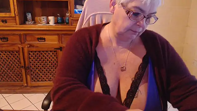 Snapshot of MISS_LINDAH chatting on 4, 3, 2025 MISS LINDAH online show from 4, 3, 2025