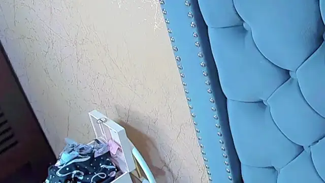 Imannejulienne online show from 5, 4, 2026