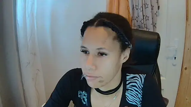 Snapshot of AaliyahHarris chatting on 6, 11, 2025 AaliyahHarris online show from 6, 11, 2025