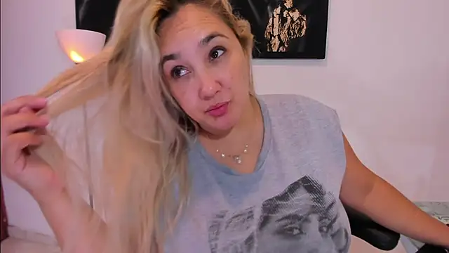 Snapshot of Eva_MilfF chatting on 6, 1, 2025 Eva MilfF online show from 6, 1, 2025