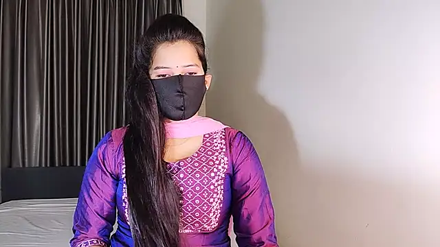 YourLovelyQueen online show from 5, 3, 2025