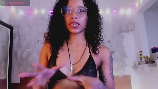 Snapshot of kelly_thomson chatting on 4, 2, 2025 kelly thomson online show from 4, 2, 2025