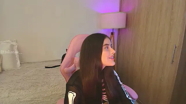 Snapshot of iriswest_ chatting on 25, 10, 2025 iriswest online show from 25, 10, 2025